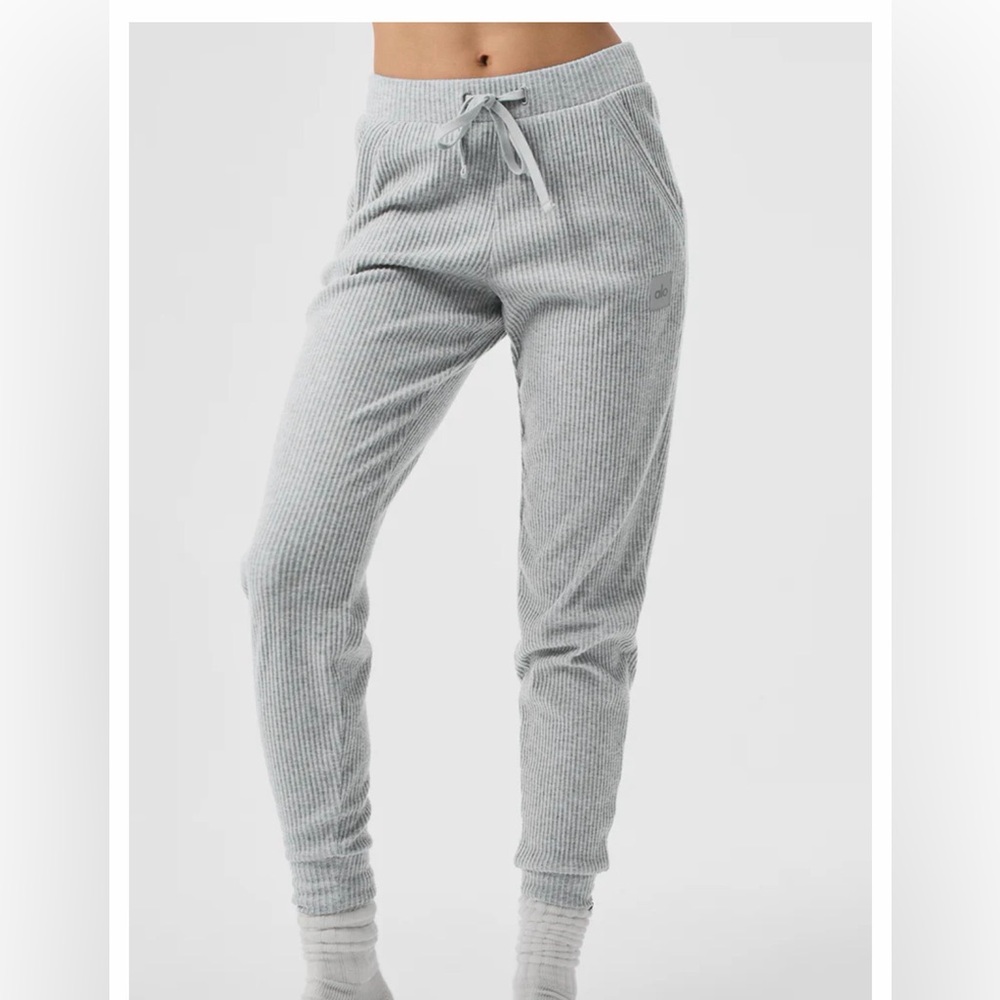 ALO Yoga women’s muse Heather Gray Joggers